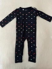 Kyte Baby Snap Romper, Size 6-12mo, Hearts on Black , NEW WITH TAGS, **OBO**