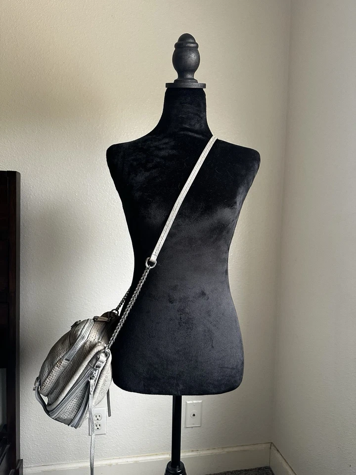 She + Lo 灰色水桶皮革斜挎包带链条和拉链装饰 — 第 2/2 张图片