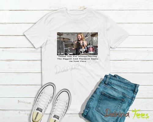 R.I.P. TAYLOR HAWKINS DRUMMER * FOO FIGHTERS * Tribute * T-shirt Unisex - Picture 8 of 9
