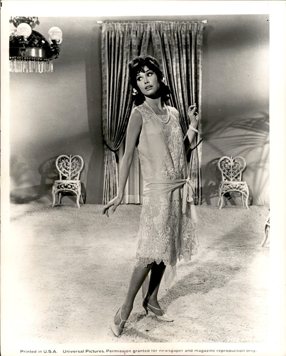 LD263 1967 Original Photo MARY TYLER MOORE Elegant Glamour Actress in Chic Dress