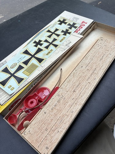 Guillows Pfalz 18" Free Flight Balsa Model Airplane Kit - Photo 7 sur 9