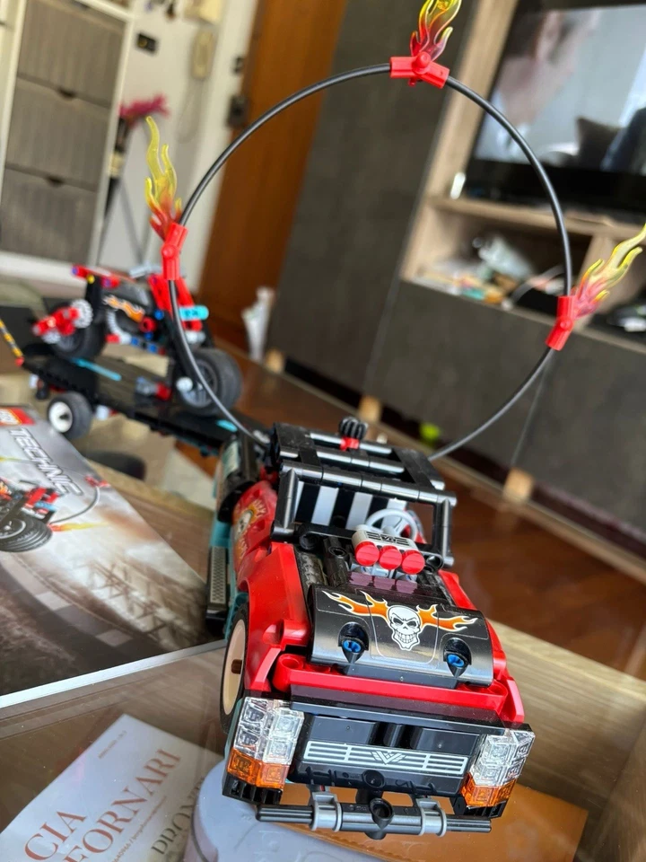 LEGO Technic 42106 Stunt Show Truck & Bike, foto 1 di 2