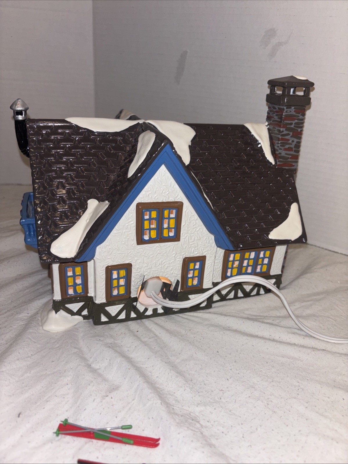 Department 56 Lot Snow Village Skate and Ski Shop 5467-4 Skaters & Skiers 54755