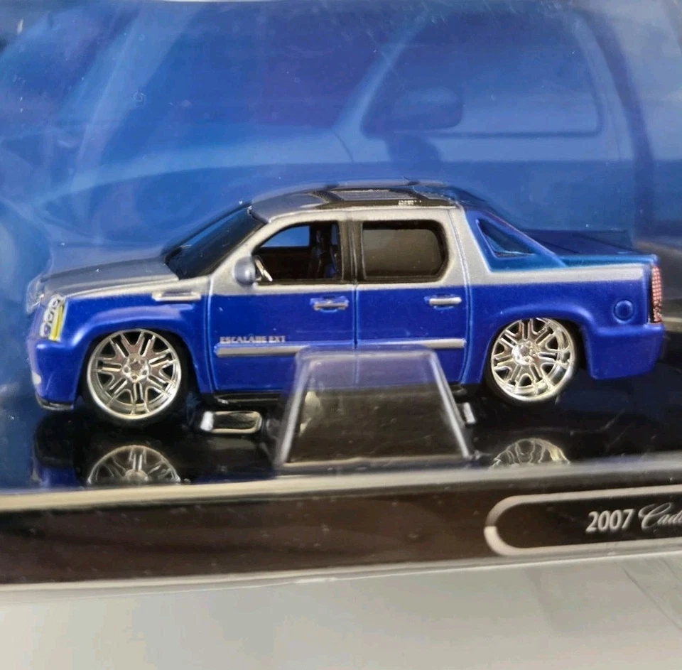 Maisto All Stars Elite Transport 2007 Cadillac Escalade EXT 2006 Cadillac STS-V - Image 2 of 4