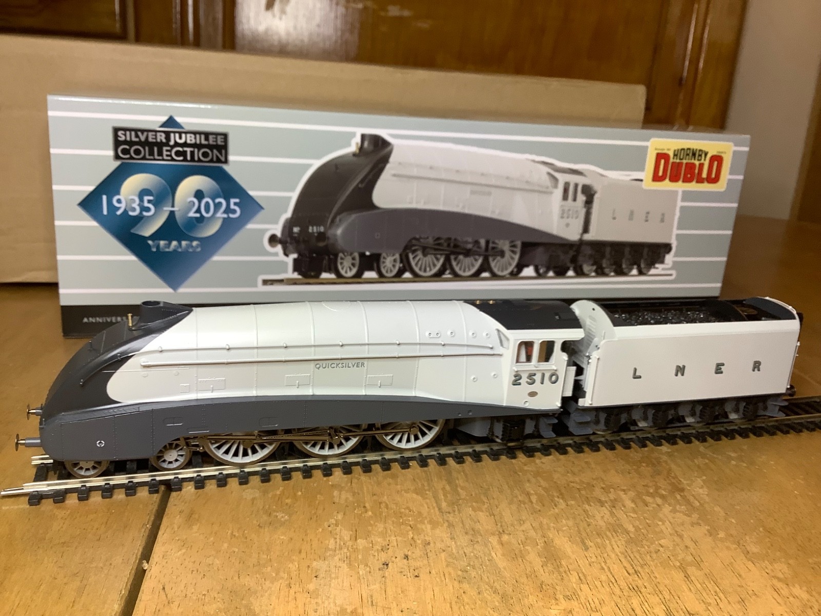 Hornby Dublo R30457 LNER 4-6-2 Class A4 Loco 2510 Quicksilver 90th Anniversary