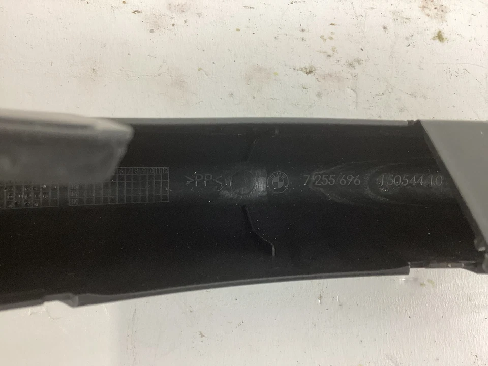2012 -2015 BMW 320I xDrive Rear Right Side Lid Hinge Cover Trim Cap 7255696 OEM. - Image 3 of 4