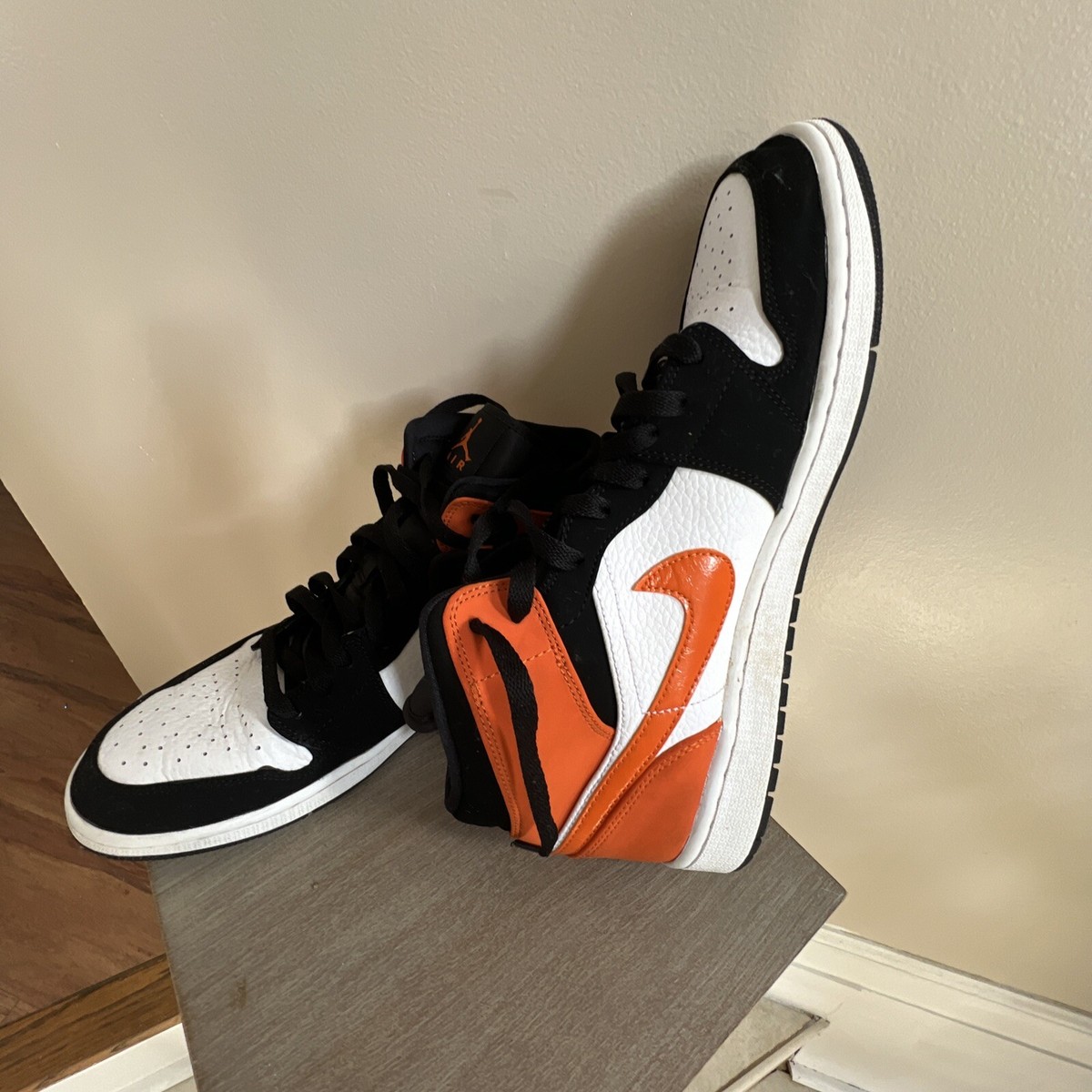 Nike Air Jordan 1 Mid  display picture 1