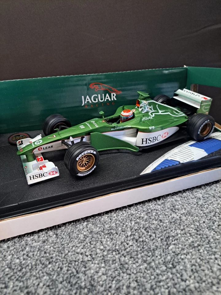 Coche de lanzamiento Hotwheels 1:18 26699 Eddie Irvine Jaguar Racing R1 2000 RARO en caja Foto 3 de 4