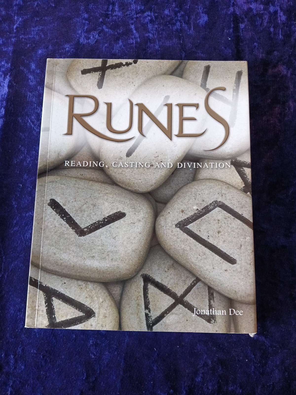 RUNES READING CASTING DIVINATION JONATHAN DEE PAPERBACK NORDIC SYMBOLS MYTHOLOGY