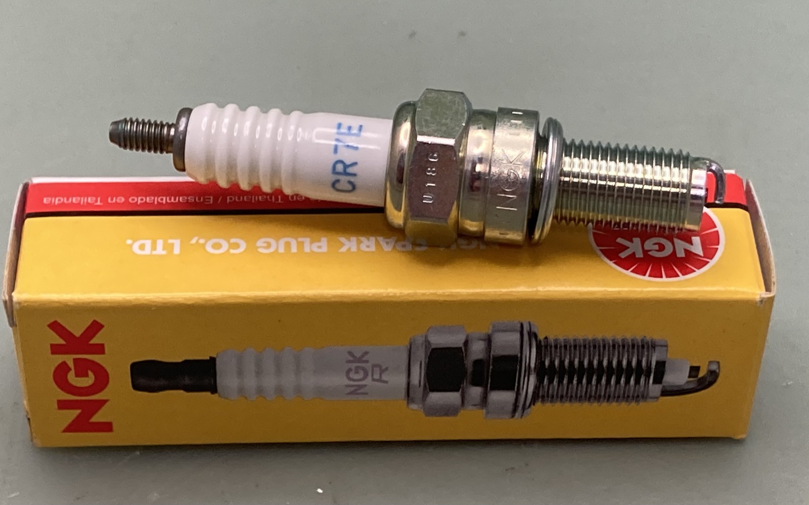 New Genuine NGK 4578 Spark Plug CR7E