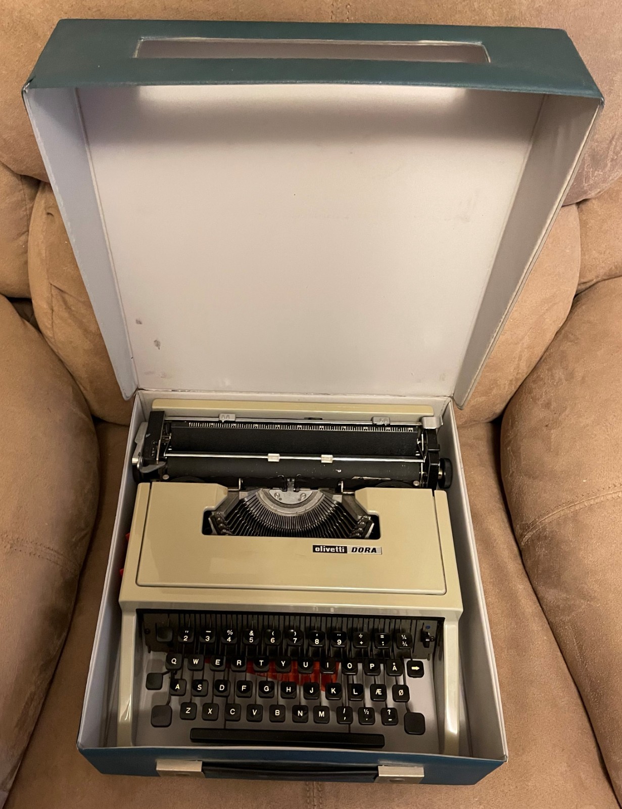 Vintage Olivetti Dora Portable Manual Typewriter with Cover as shown - kha046