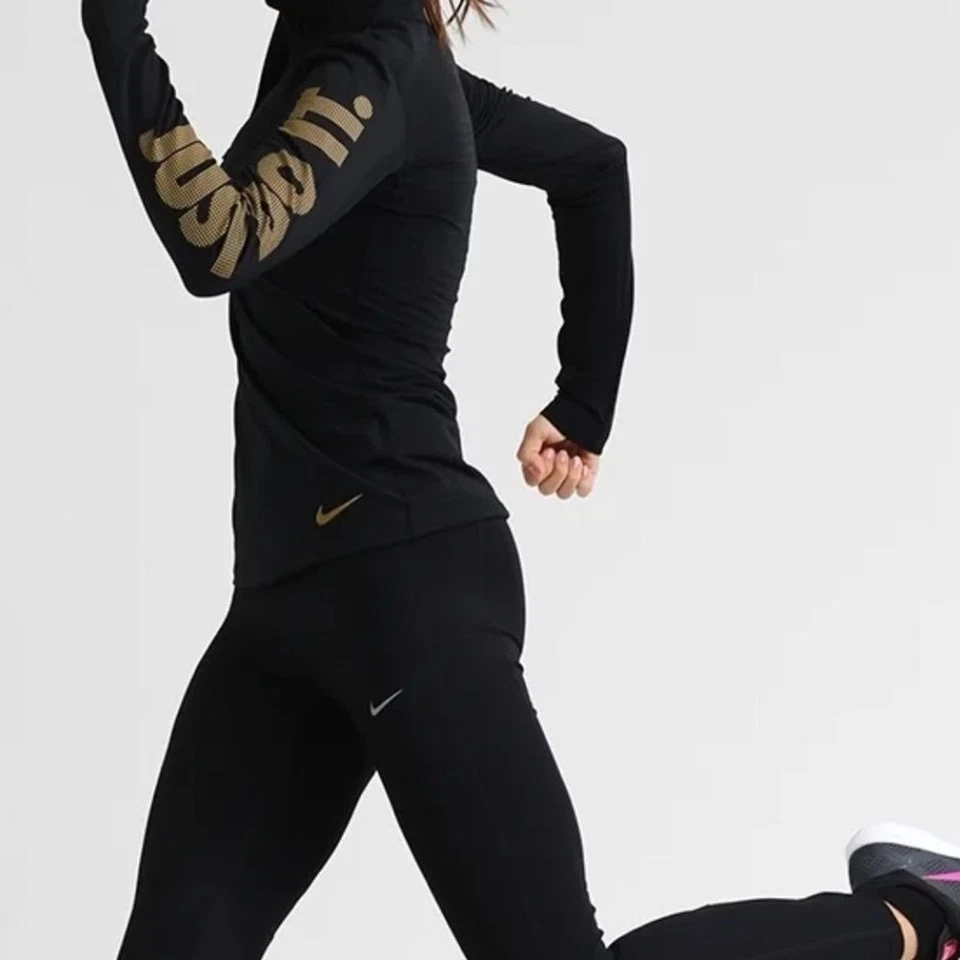 Camiseta para correr Nike Dri‐FIT Therma "Just Do It" dorada 1/4 cremallera manga larga para mujer XS Foto 2 de 4