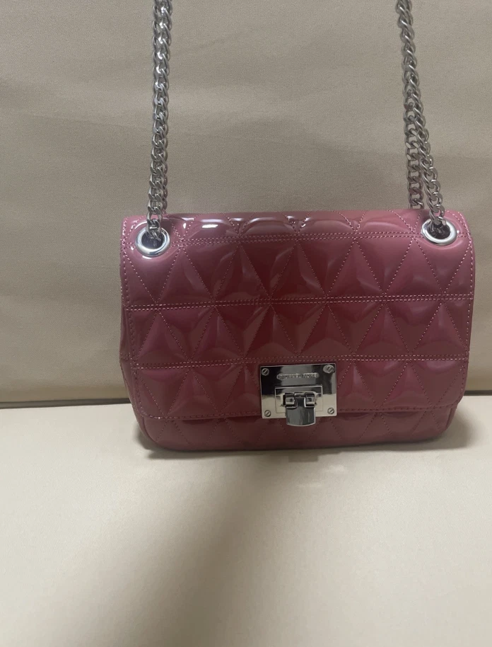 Bolsa de couro envernizado rosa aba de ombro média Michael Kors Vivianne - Imagem 2 de 4