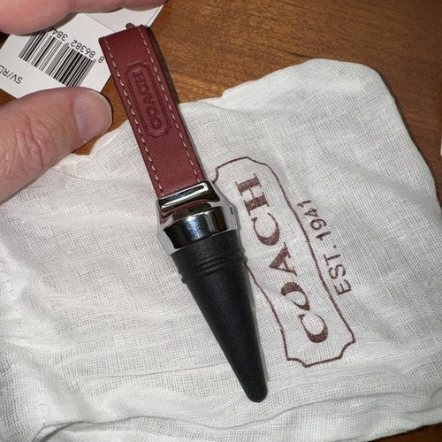 Tapón de vino de cuero Coach vintage modelo F61889 SV/RD NUEVO CON ETIQUETAS rojo quemado - Imagen 11 de 11