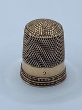 9ct gold sewing thimble 2.8g approx. 2cm x 1.5cm