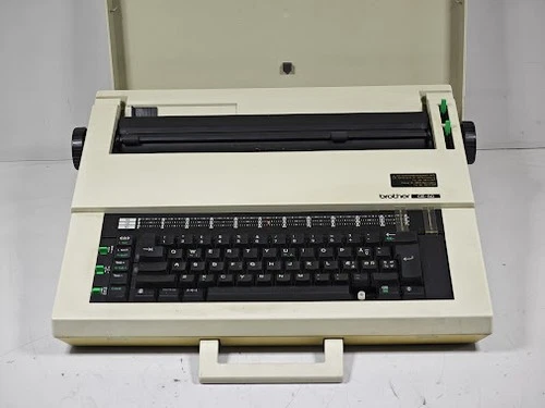 Machine À Écrire Électrique Brother CE-50 - Non Testée, Signes D'Utilisation
