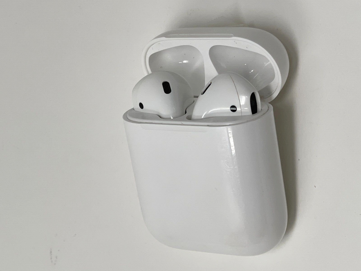 Excellent Used Apple AirPods 1st Gen MMEF2AM/A Wireless Bluetooth Headphones