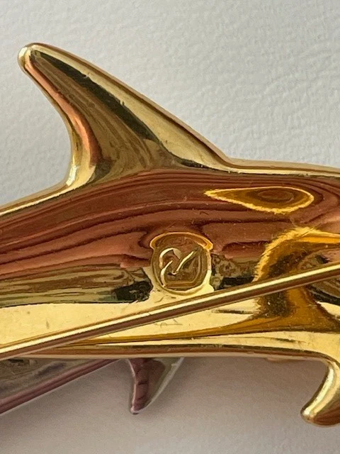 PIN BROCHE LÚDICO CRISTAL SWAROVSKI DOBLE DELFÍN DOS TONOS ORO/PLATEADO Foto 4 de 4