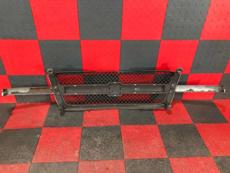 Передняя хромированная решетка в сборе для Chevrolet Silverado 2500 2003-2004 годов выпуска от оригинального производителя No15182295 - Изображение 4 из 4