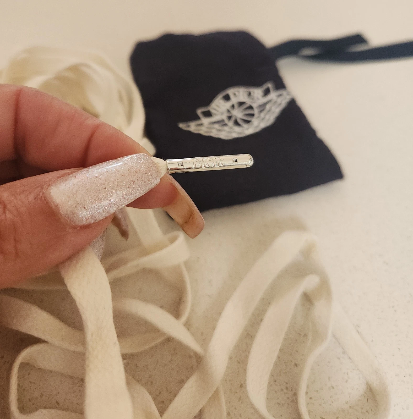 NOUVELLES LACETS CHAUSSURES PLATES BLANCHES AIR DIOR 58 POUCES AVEC POCHETTE et embouts logo métal