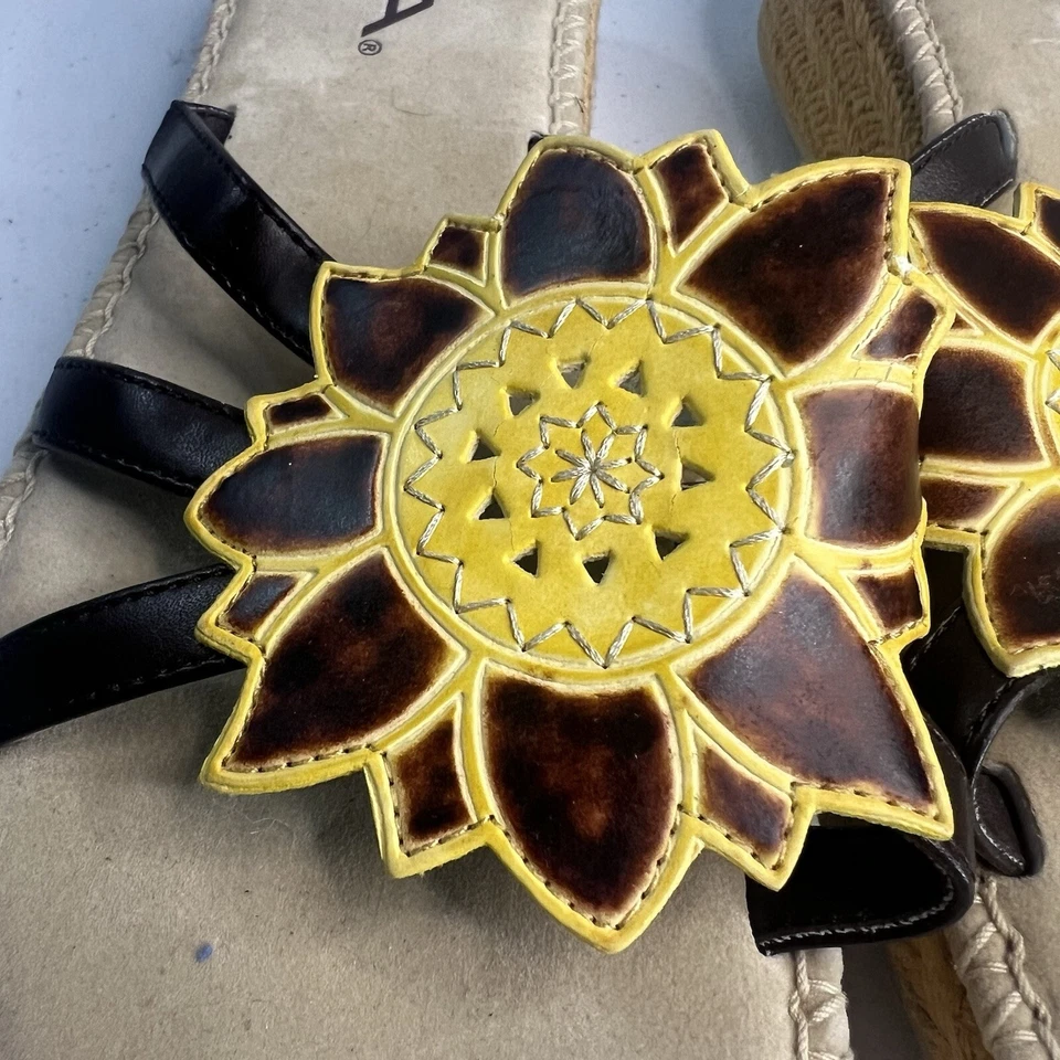 Sandalias Mia Talla 7.5 M Amarillo Tejido Flor Sol Alpargata Punta Abierta Deslizable Usadas en Excelente Condición Foto 2 de 4