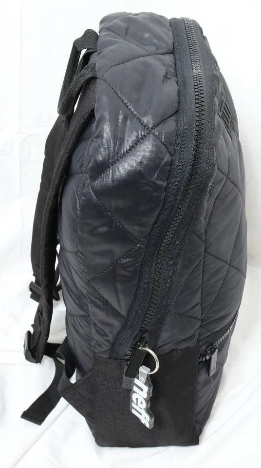 Neff 绗缝缎面黑色涤纶软壳书包 17 英寸高背包 — 第 3/4 张图片