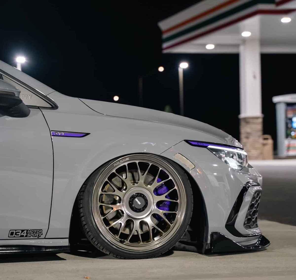 1) 17x8 +42 Konig MRK1 5x112 Hyper Carbon *Gloss Black Gear Cap