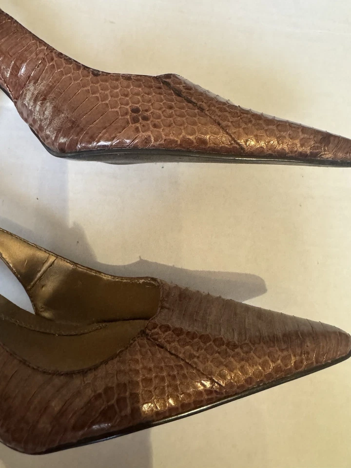 Zapatos Bandolino para mujer de cuero con tira trasera, marrón imitación piel de serpiente 8M Foto 4 de 4