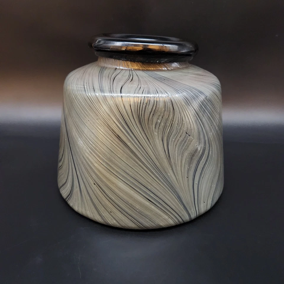 Jarrón de vidrio ciprés diseño cian gris topo con textura remolinos 7,75" T x 9" W borde negro Foto 4 de 4