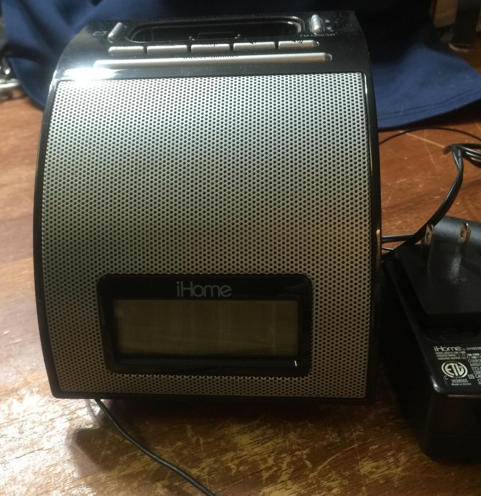 iHOME iP11 BLACK DOCKING STATION, ALARM CLOCK in good condition