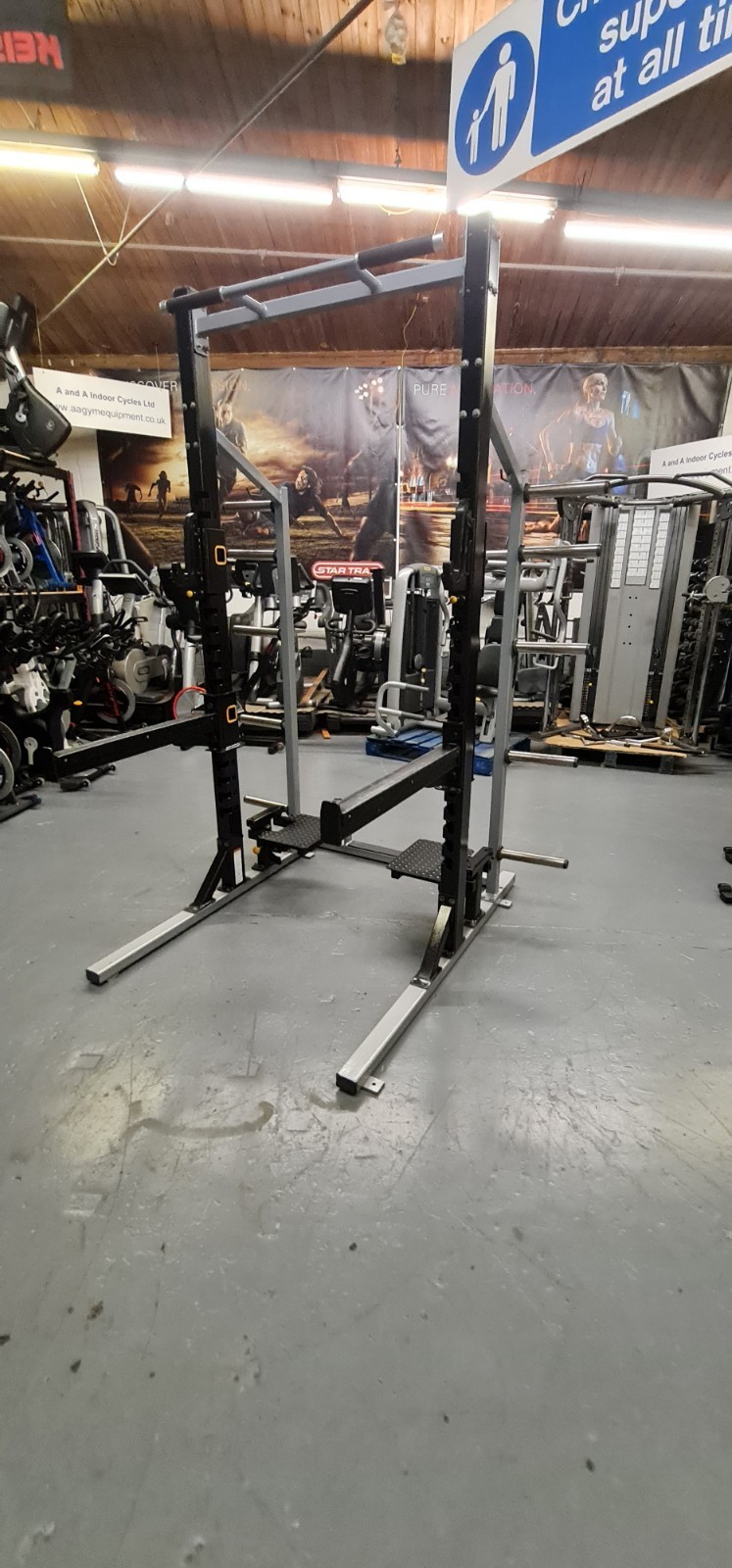 Estante para sentadillas Matrix Half Rack - Equipo de gimnasio comercial