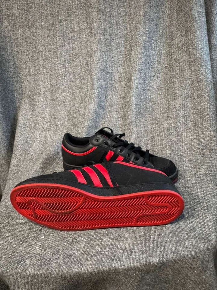 Adidas Varial Low Negro Rojo Cuero Zapatos de Skate - Estilo Retro Clásico Foto 2 de 4