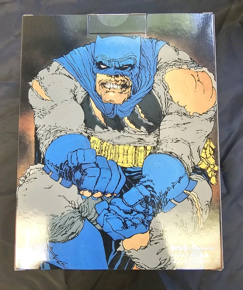 Mcfarlane - Batman (Arkham Asylum) y (Dark Knight Returns) réplica de capucha 1:3 Foto 3 de 4