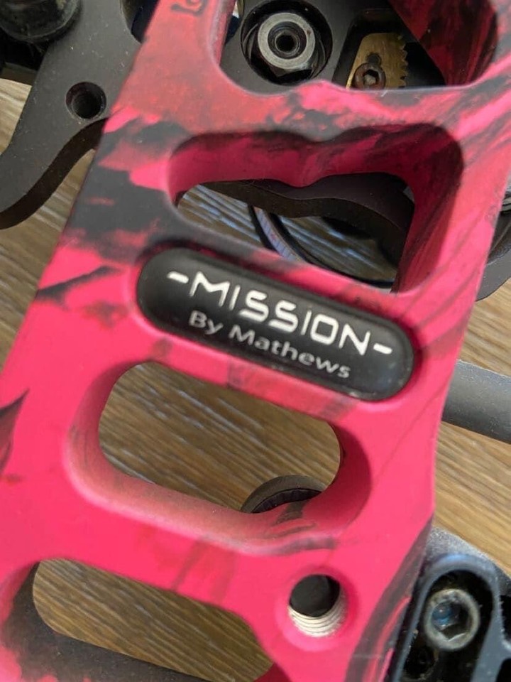 mathews mission hype dt, pink camo, draw length 1930, poundage 1570