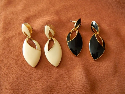 VTG FINITO DANGLE EARRINGS GOLD TONE & BLACK ENAMEL GOLD TONE & CREAM ENAMEL