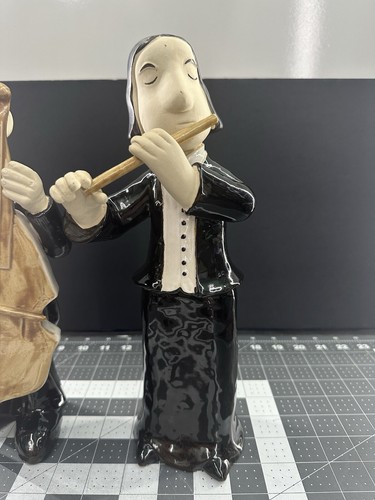 Rara cravatta fiocco rosso firmata musicisti in ceramica che suonano violoncello e flauto in tute nere - Foto 6 di 17