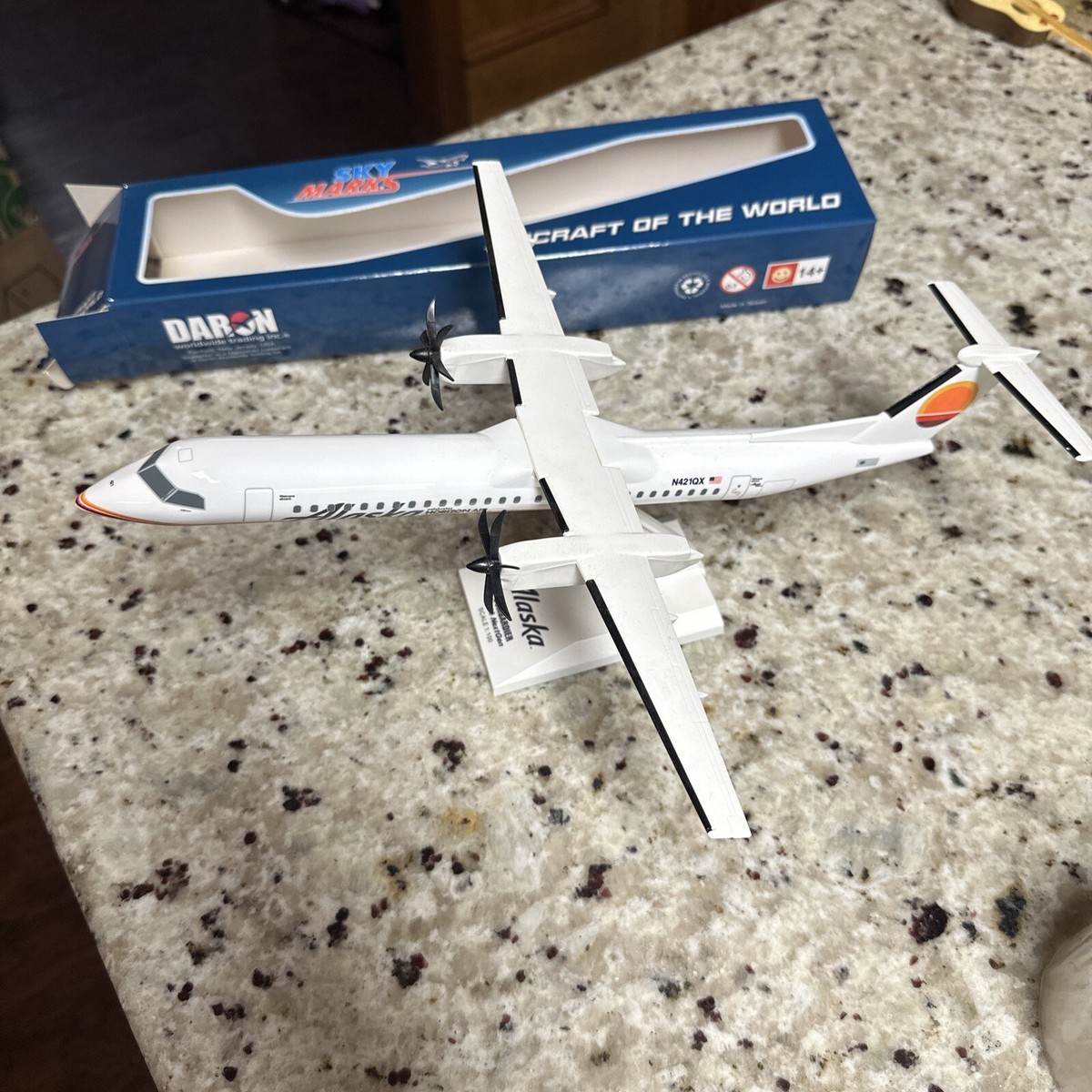 Skymarks SKR941 Alaska Horizon Bombadier Q400 Desk Model 1/100 AV