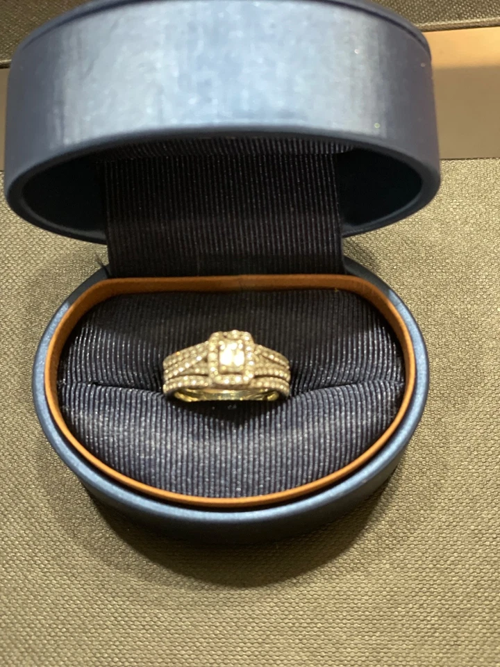 Anillo de compromiso de diamantes Leo para mujer con dos alianzas de boda soldadas talla 7,5 Foto 3 de 4