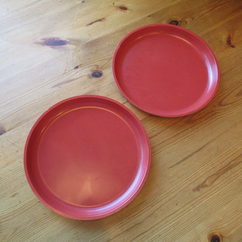 Vintage Le Menu Microwave Plates High Heat 7-3/4" Plastic Lot of 2 Red