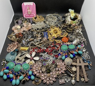 Nothing Wearable All Broken Junk Jewelry Craft Rhinestone & more 2lbs Lt#0810o