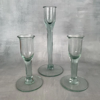 Trio élégants bougeoirs sur pied en verre soufflé légèrement vert - Photo 1/4