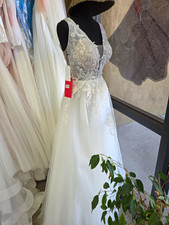 White V-Neck Sleeveless Lace Embroidery A-Line Tulle Wedding Dress Full-Length