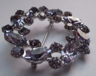 Broche Vintage Signée B. David - Couronne Avec Cristaux Et Améthystes, Couleur Or - Occasion Impeccable