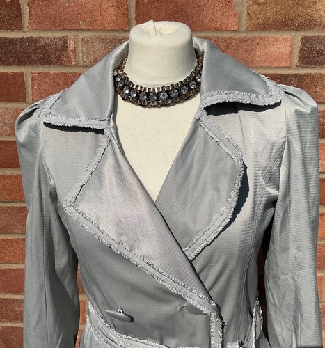Darling, ribete de volantes plateado/gris, forrado mac/trinchera talla S~Reino Unido 8-10 - Imagen 4 de 8