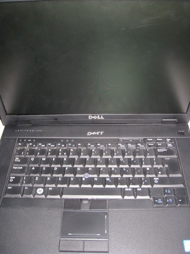 Dell Latitude E5500, defekt nur für Ersatzteile (defektes Displayscharnier, Fehlteile)