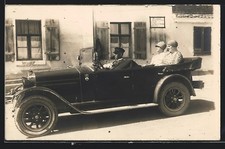 Cartolina fotografica auto Fiat 509A 1926/29, autista guida due signore attraverso un villaggio 