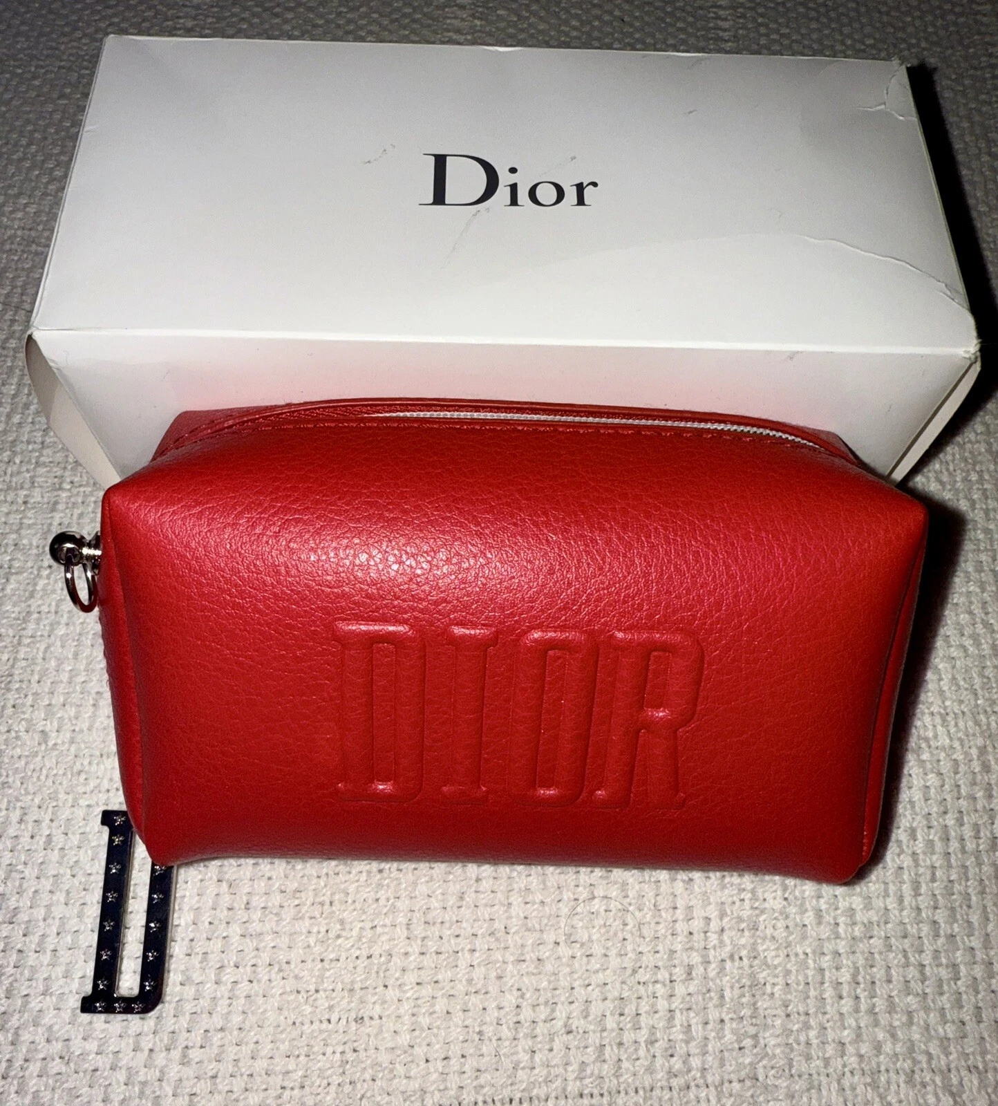 Trousse de maquillage cosmétique Dior rouge avec anneaux en D ajoutés et manche en nacre