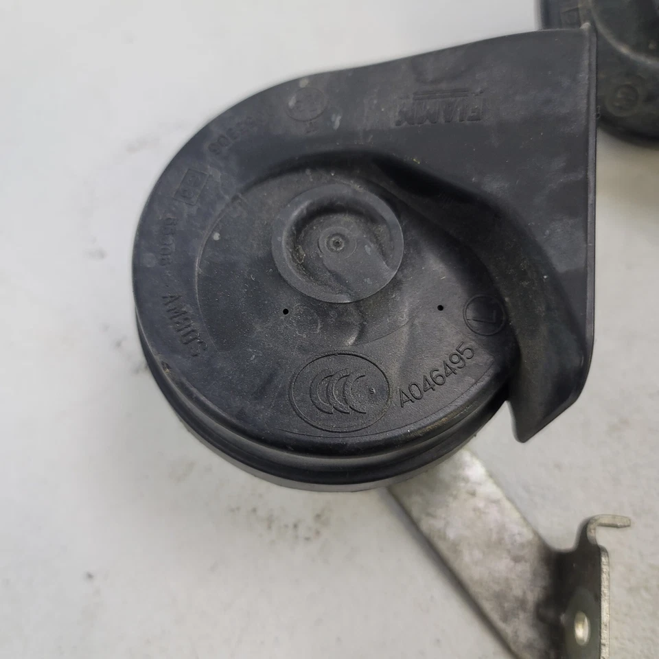 2008 GMC Yukon XL Denali High and Low Pitch Note Horn Siren Alarm Assembly Pair - Image 3 of 4