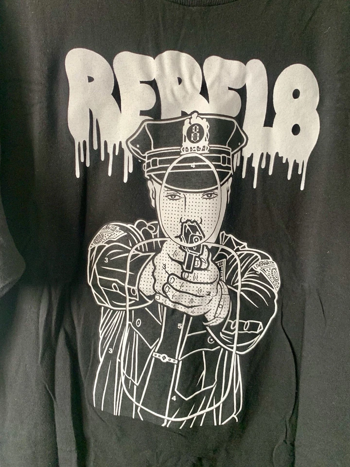 Camiseta Rebel 8 Mike Policía Gigante Talla XL Foto 2 de 4