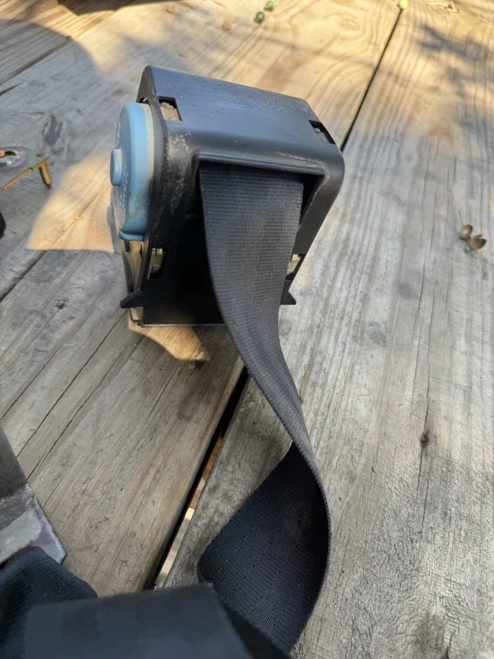 Задние ремни безопасности 1990-1993 Ford Mustang хэтчбек от оригинального производителя заводские Ford черные - Изображение 3 из 4